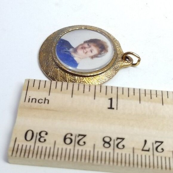 Vintage Photo Pendant or Charm, Round Tarnished Gold Tone, Original Photo - Picture 4 of 5